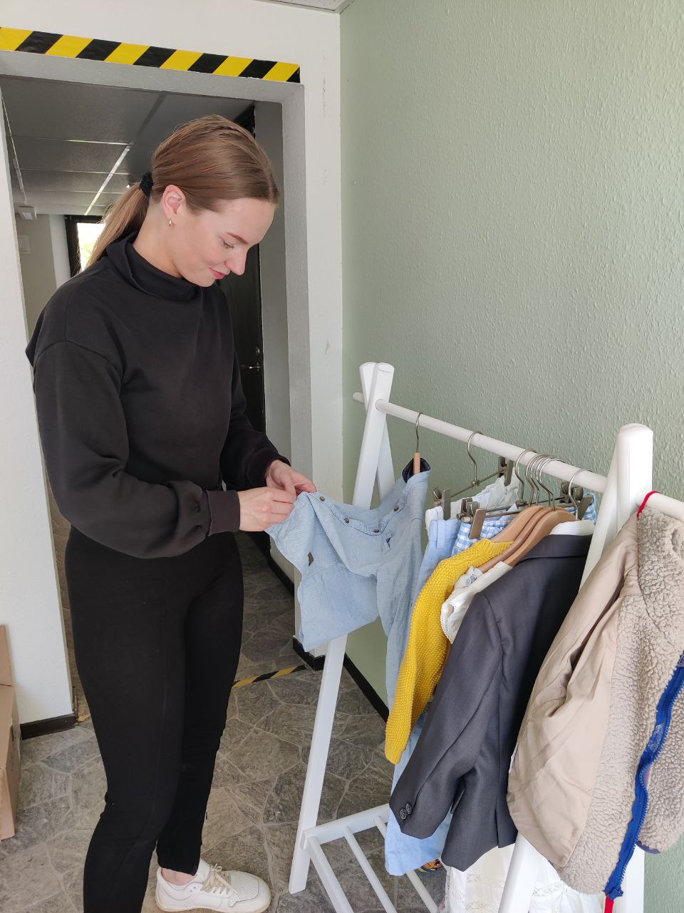 Alicia sorterar barnkläder inför registrering i Lilleman och Jag